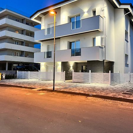 Villa Borghesi Suites Fronte Mare Римини Екстериор снимка