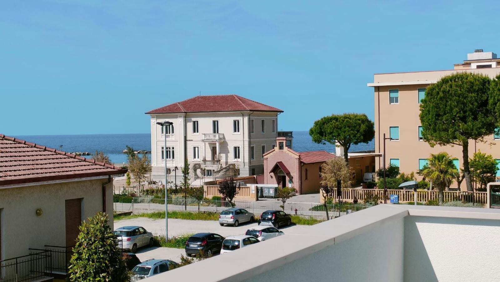 Villa Borghesi Suites Fronte Mare Римини Екстериор снимка