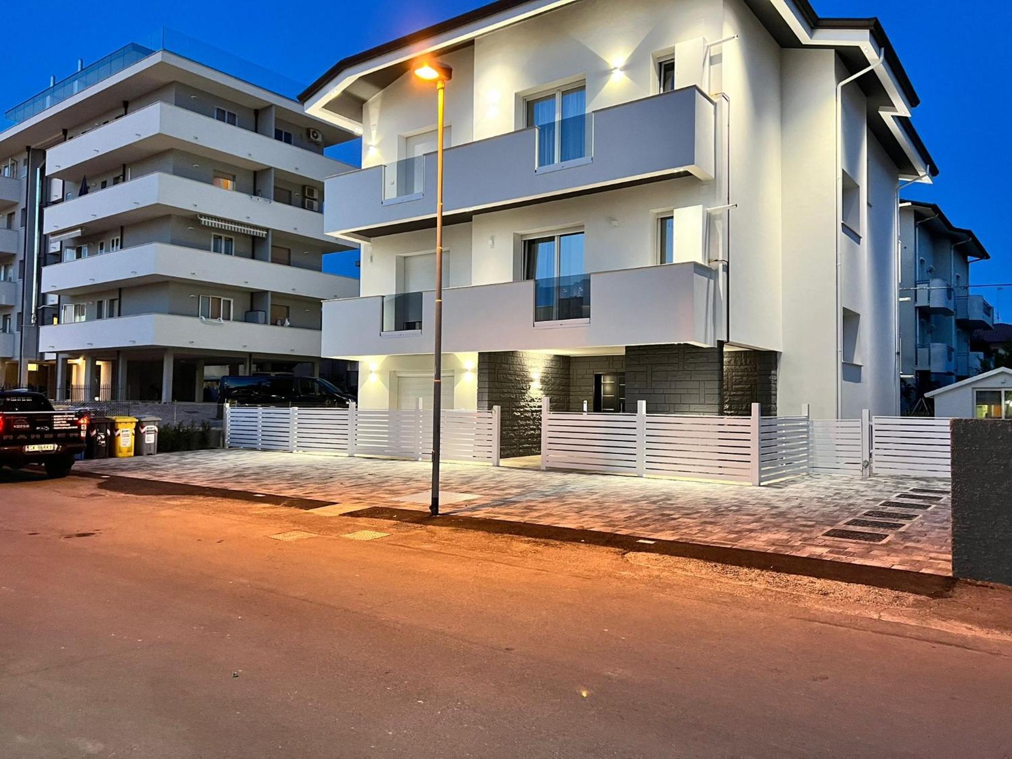 Villa Borghesi Suites Fronte Mare Римини Екстериор снимка
