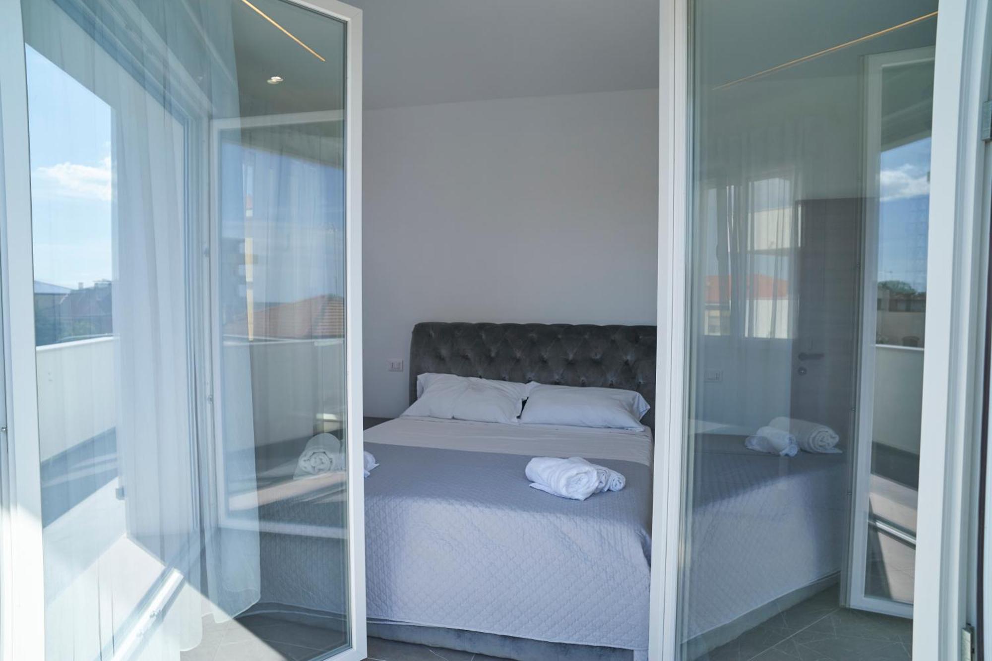 Villa Borghesi Suites Fronte Mare Римини Екстериор снимка