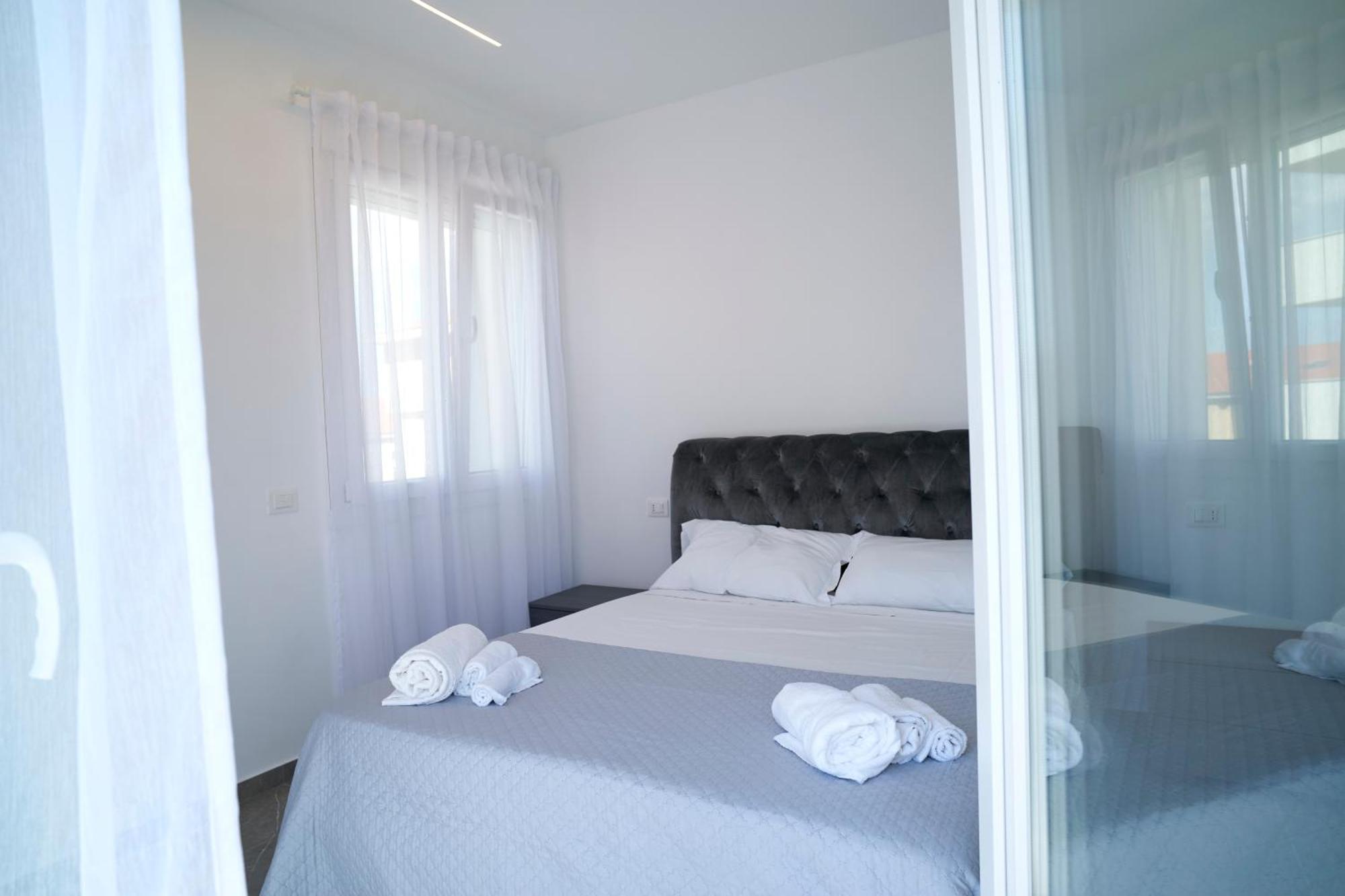 Villa Borghesi Suites Fronte Mare Римини Екстериор снимка