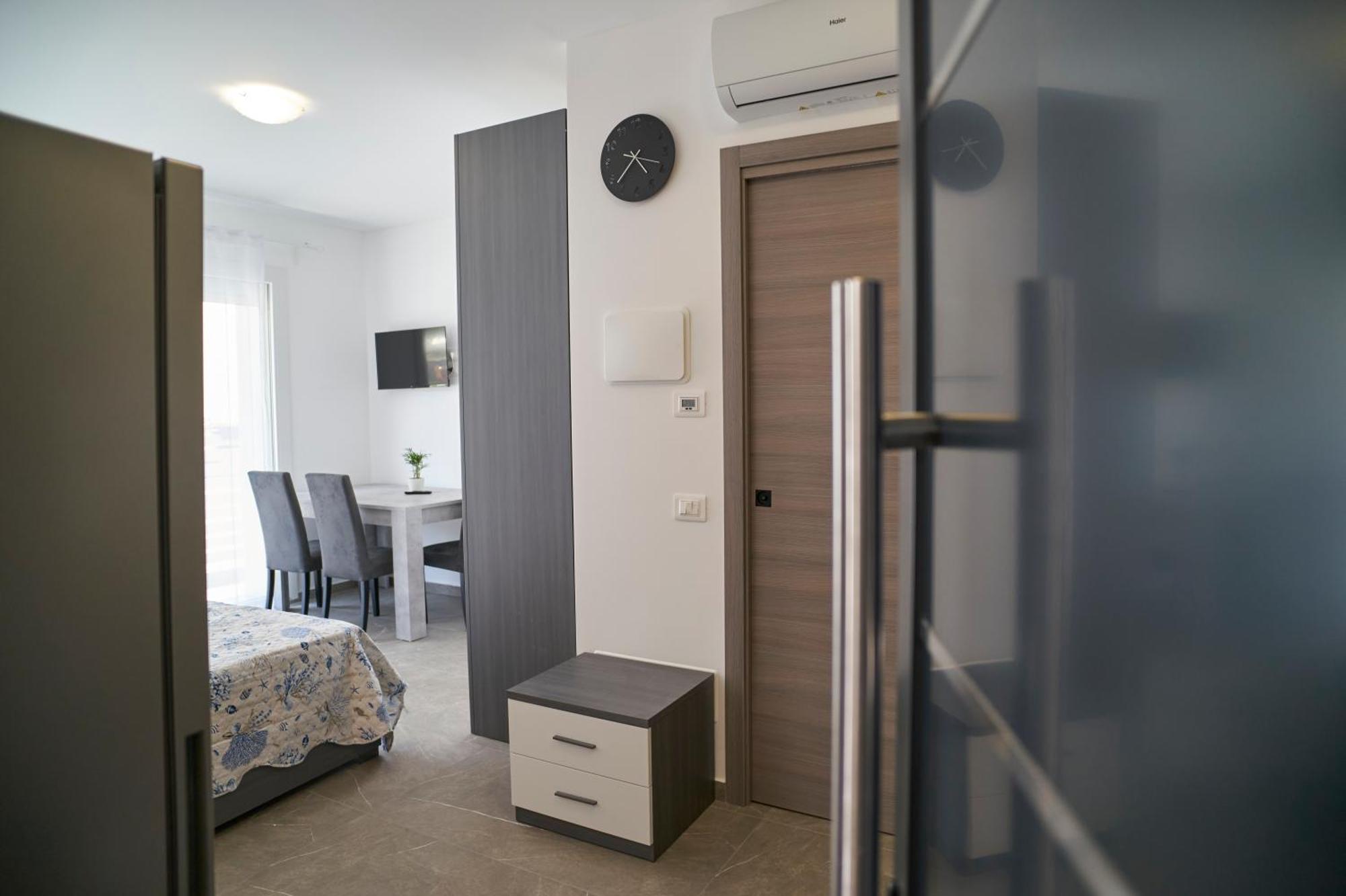 Villa Borghesi Suites Fronte Mare Римини Екстериор снимка