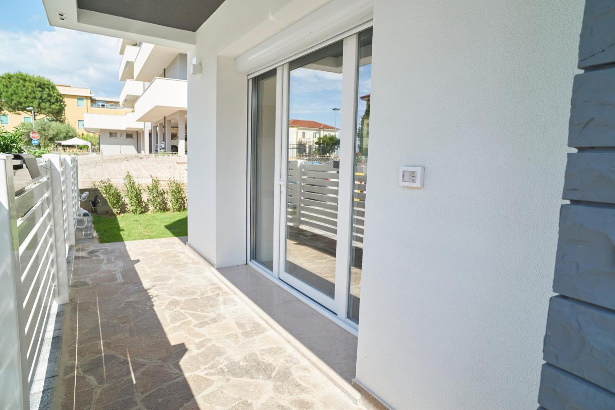 Villa Borghesi Suites Fronte Mare Римини Екстериор снимка