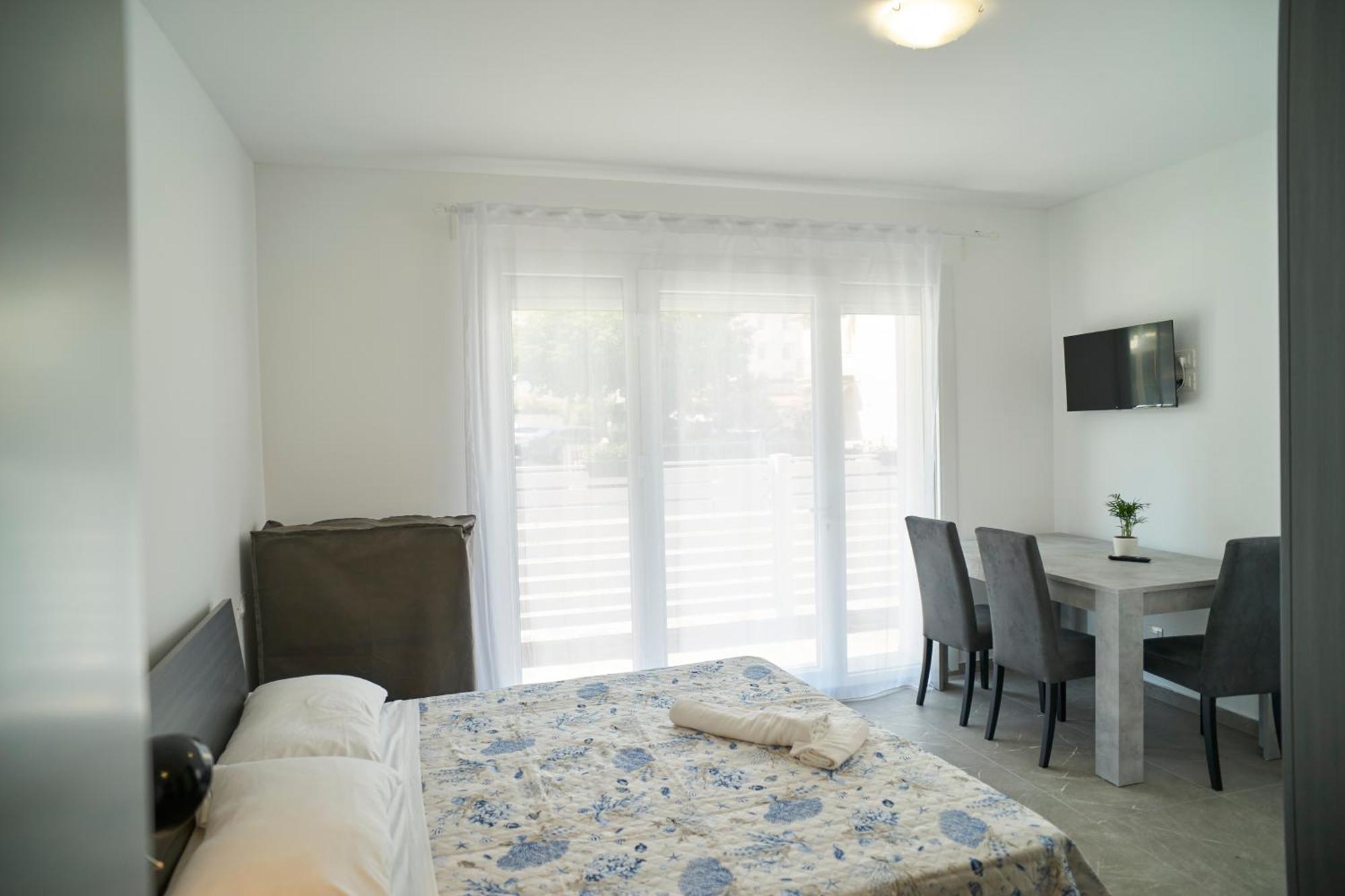 Villa Borghesi Suites Fronte Mare Римини Екстериор снимка