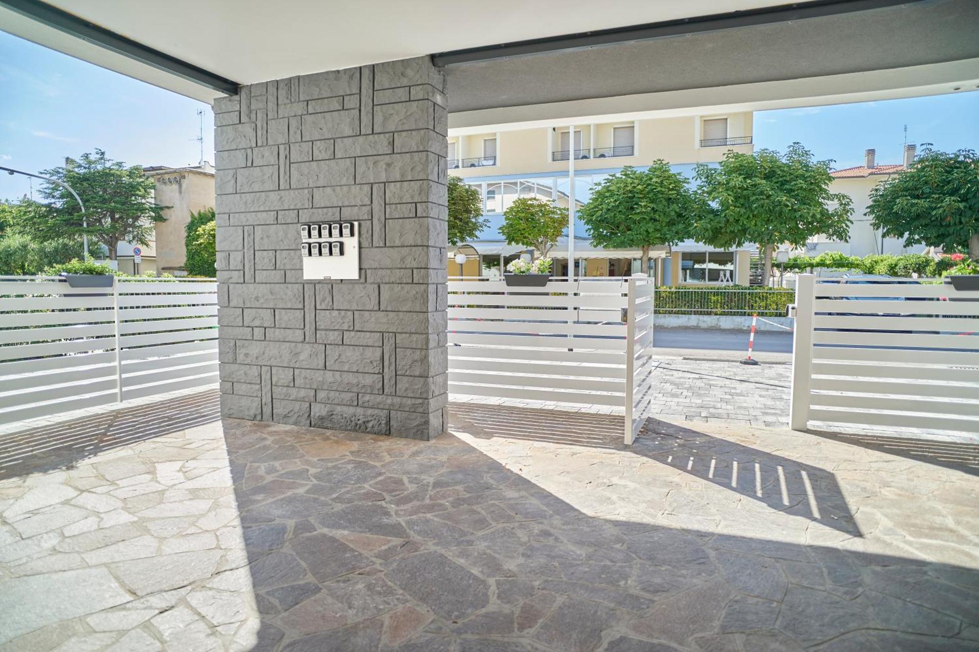 Villa Borghesi Suites Fronte Mare Римини Екстериор снимка