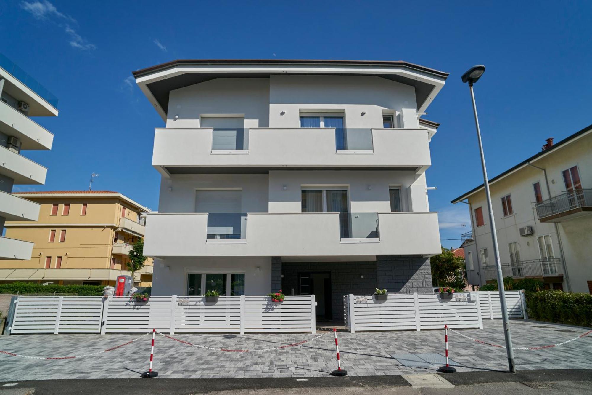 Villa Borghesi Suites Fronte Mare Римини Екстериор снимка