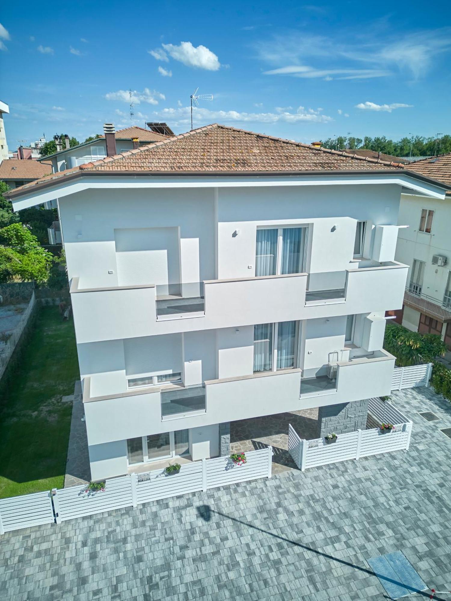 Villa Borghesi Suites Fronte Mare Римини Екстериор снимка