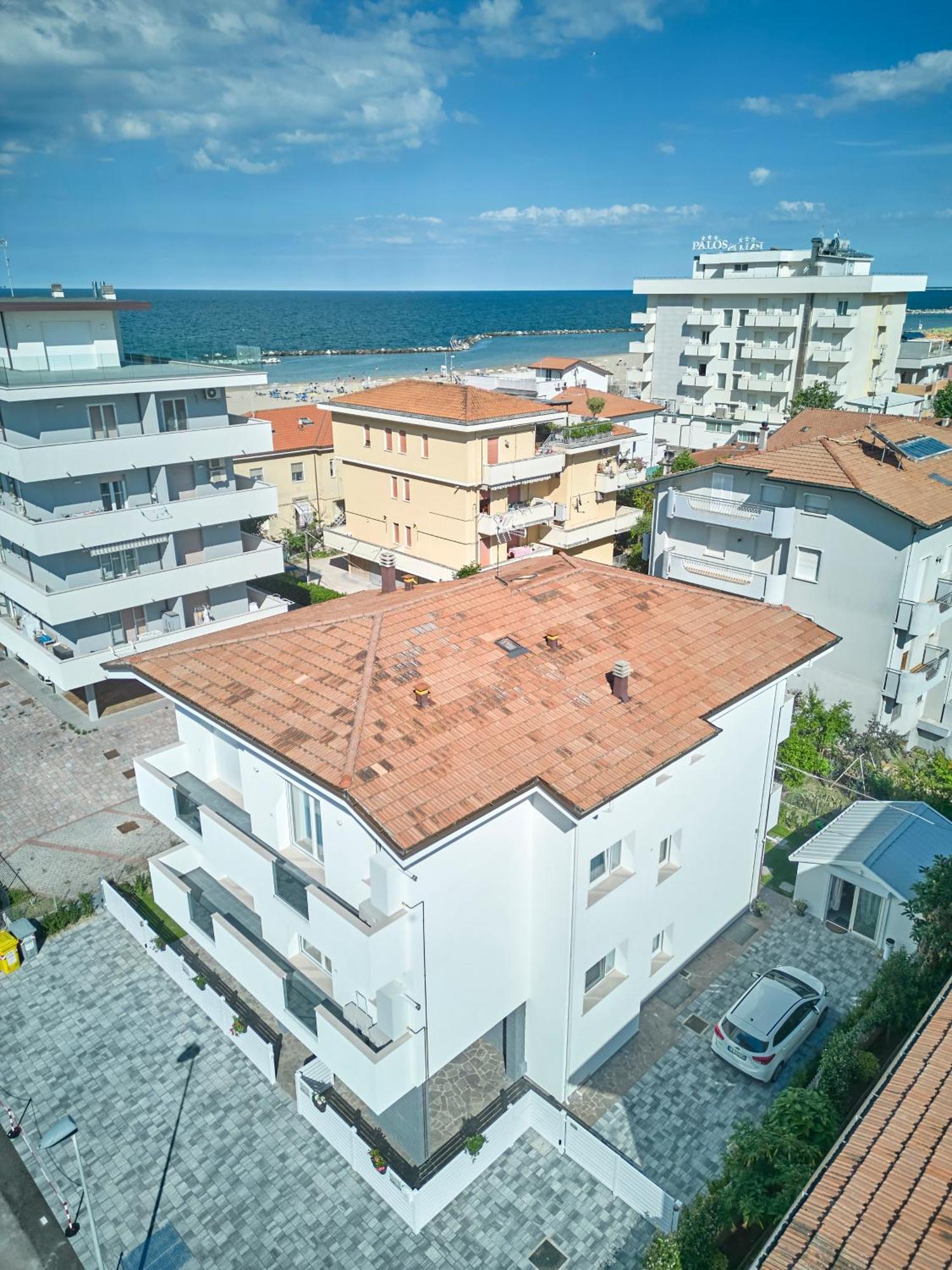 Villa Borghesi Suites Fronte Mare Римини Екстериор снимка