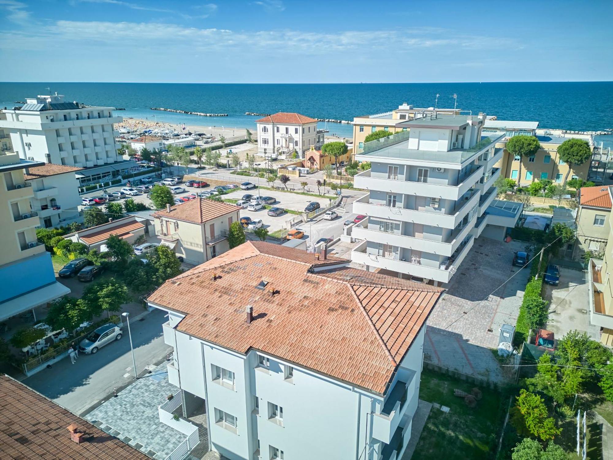 Villa Borghesi Suites Fronte Mare Римини Екстериор снимка