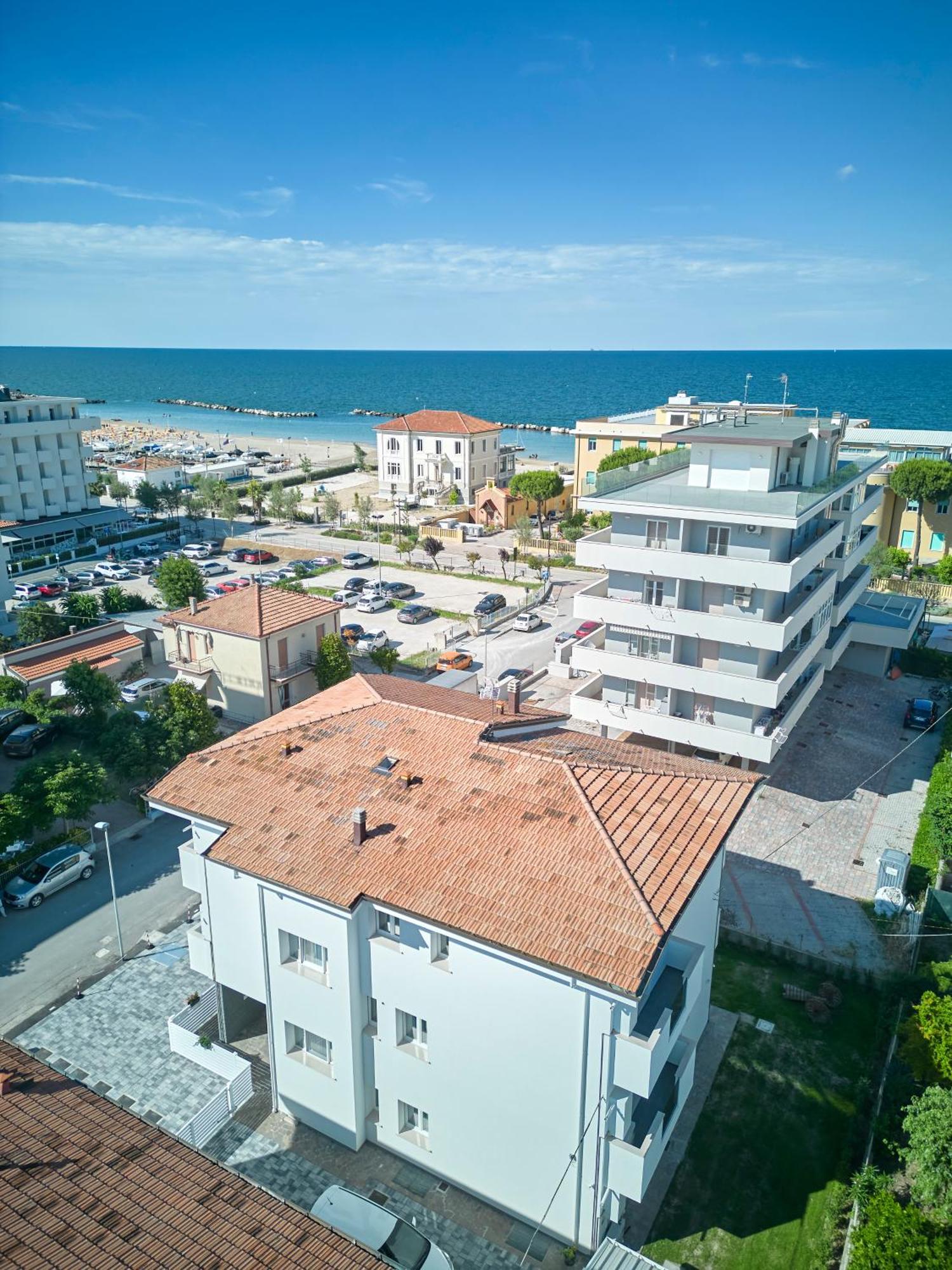 Villa Borghesi Suites Fronte Mare Римини Екстериор снимка