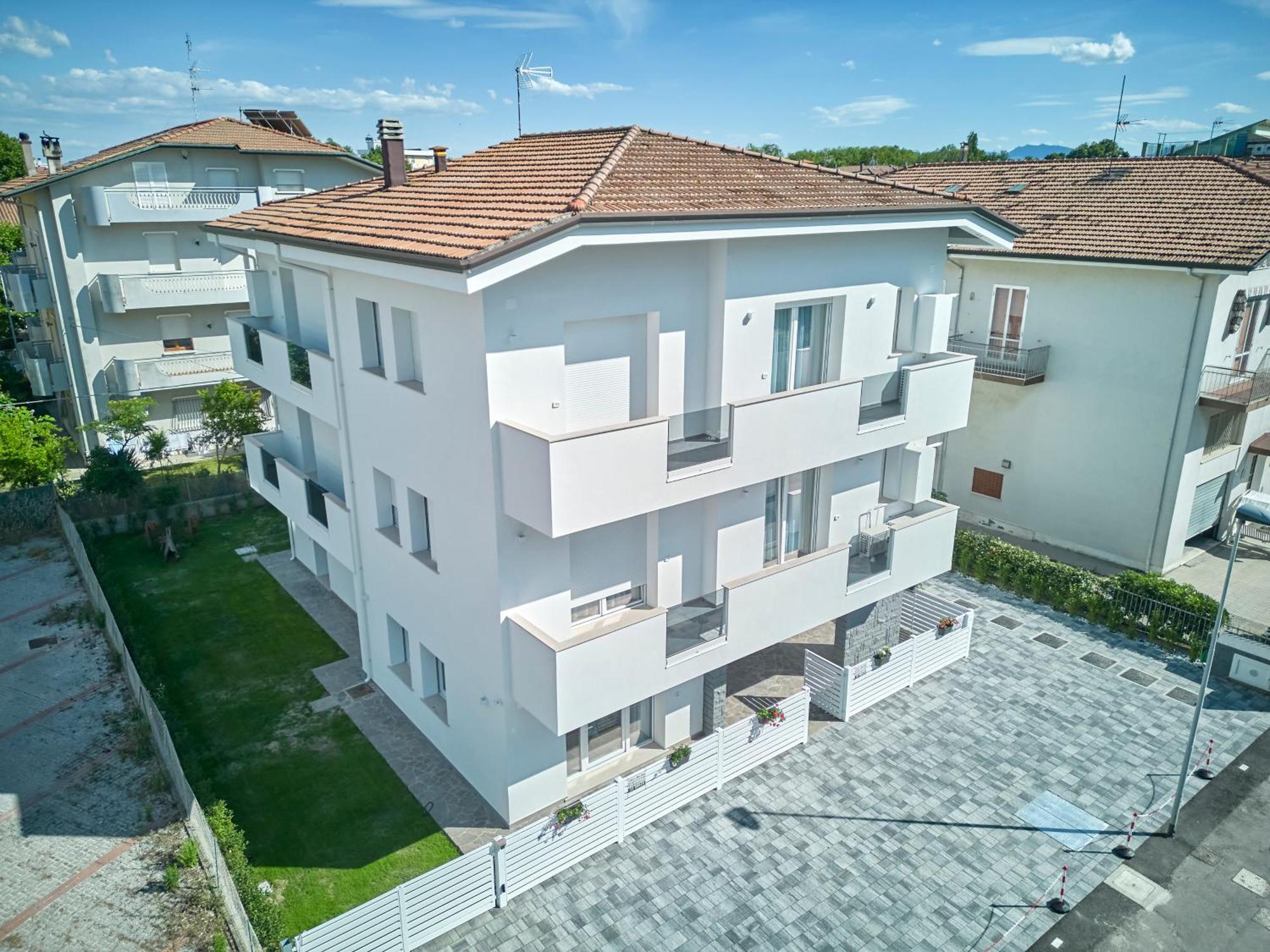 Villa Borghesi Suites Fronte Mare Римини Екстериор снимка