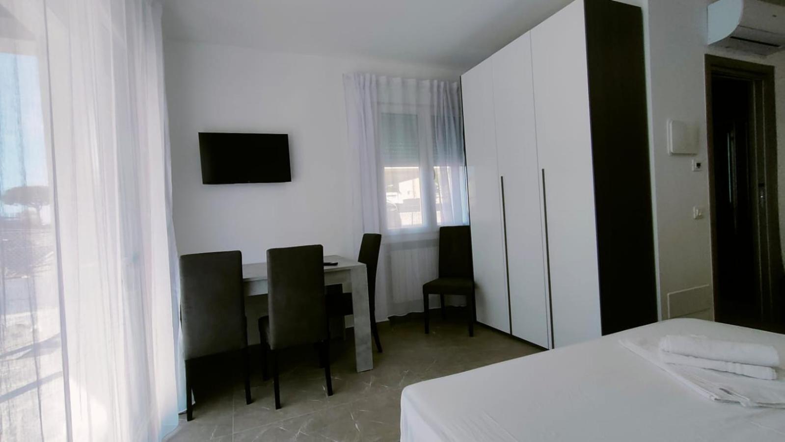 Villa Borghesi Suites Fronte Mare Римини Екстериор снимка